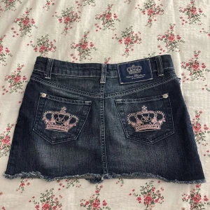 Jeanskjol Victoria Beckham Rock & Republic - Snygg mörkblå lågmidjad  jeanskjol från Victoria Beckham för Rock & Republic🥂 Så snygg med kommer ej till användning!! Passar perfekt på mig som har 34/36