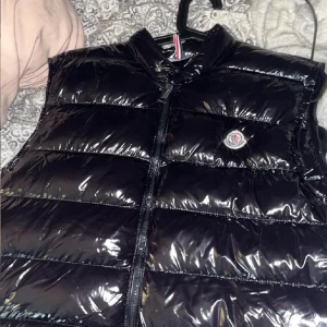 Moncler väst - Moncler väst. Strl XL men sitter som M/L