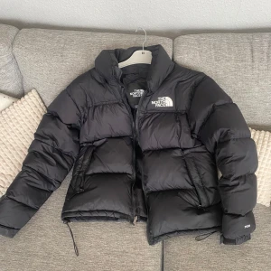 The north face 1996 retro nuptse jacket - Nyskick nästan aldrig använd. Nypris ca 3800. Säljer för 2000. Storlek S.