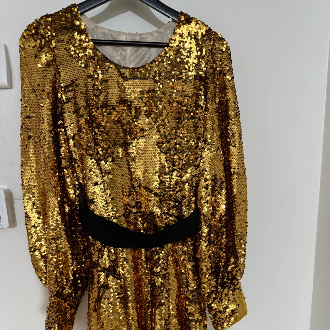 Guldig paljettklänning med svart knyt - 1