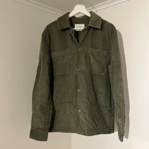 Mörkgrön Overshirt med knappar - These Glory Days  - Säljer denna sjukt snygga Overshirten från These Glory Days⭐️ Färgen är mörkgrön och storleken är M✅ Overshirten har inga defekter och skicket är utomordentligt🙌🤝 Sjukt najs passform och passar perfekt till hösten🍁🙌Nypris 1299. Tveka inte på att höra av er dig vid minsta fråga eller fundering😊