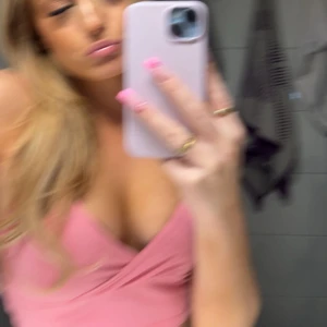 Rosa omlott linnetopp - Säljer en söt rosa linnetopp med omlottdesign och smala axelband. Toppen är croppad och har en mjuk, bekväm känsla – perfekt för varma dagar eller lager på lager. Enkel att matcha med jeans eller kjol. Passar för xs/s 