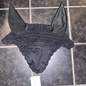 Svart huva för häst - Säljer en svart huva för häst från FF Miller. Aldrig använd, nypris 199kr säljes för billigare. Har kvar prislappen