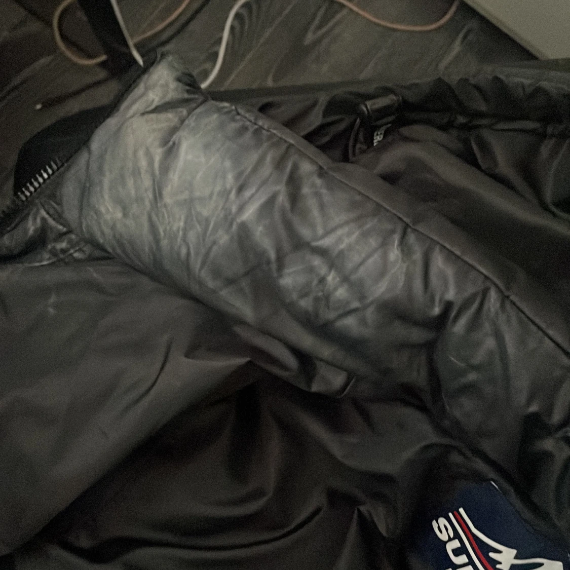 Svart pufferjacka med huva - 4