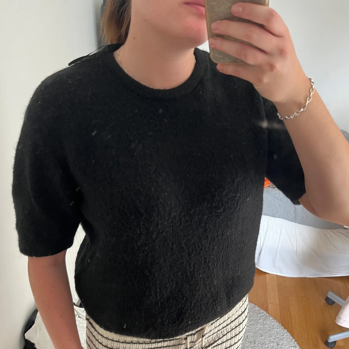 Svart stickad tröja med kort ärm