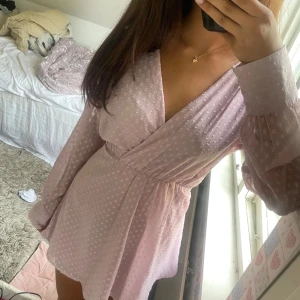 Rosa klänning - Rosa klänning från bikbok storlek S, inte mina bilder!