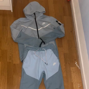 Sällsynt Nike tech fleece  - Sällsynt Nike Tech Fleece tracksuit i storlek S. Superbekväm och stilren, perfekt både till vardags och träning. Har du några frågor är det bara att höra av dig