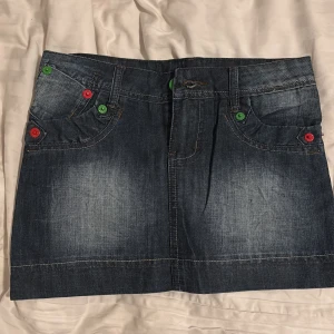 jeanskjol  - säljer denna skit snygga jeanskjolen då den tyvärr inte passade mig. står storlek 29, men skulle gissa att den passar xs-s💘aldrig använd, pris går att diskutera!