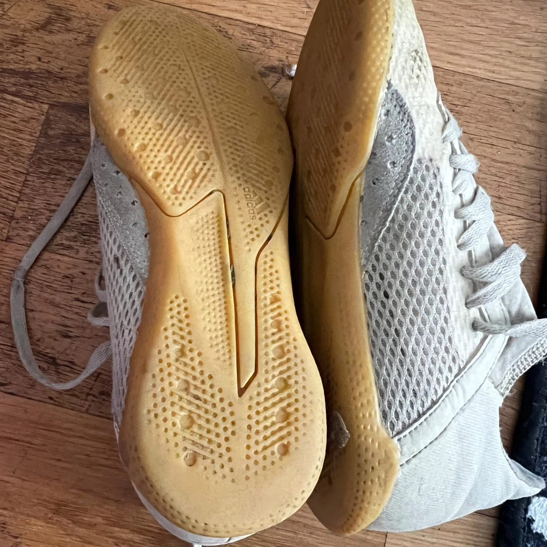 Vita adidas fotbollsskor med mesh - 3