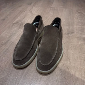 Suitsupply loafers - Snygga loafers i härlig brungrå färg! Köptes sommaren 2023 för 3000kr och använts vid ett fåtal tillfällen. Storlek 41. Sulor ingår inte.
