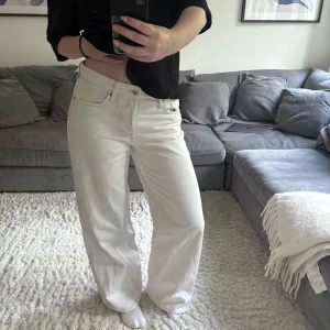 Vita lågmidjade jeans - Säljer mina vita lågmidjade jeans! Har flera par så dessa har endast användts en gång. Perfekt basplagg som verkligen passar till allt! Skriv privat för fler bilder❤️