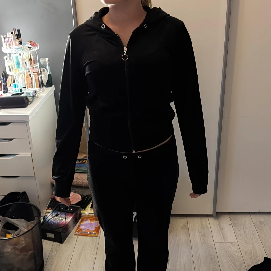 Svart hoodie med dragkedja och matchande byxor från Gina Tricot.