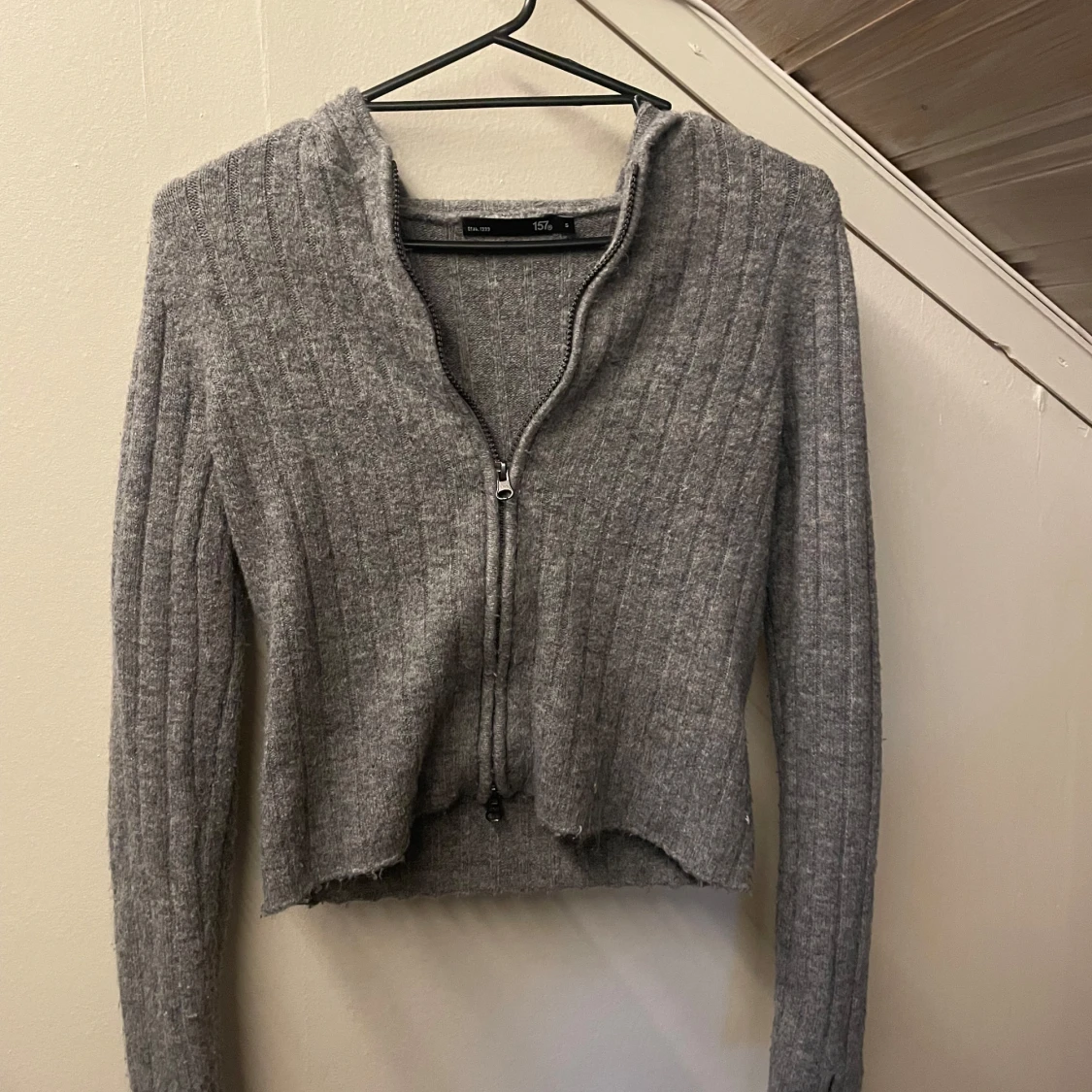 Grå stickad tröja  - 1