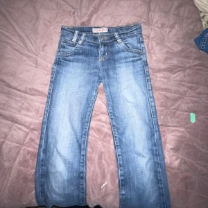 Blå jeans från Vingino med broderi - Snygga blåa jeans från Vinigo jeans. Mycket fina och sitter perfekt. Väldigt lowested jeans som sitter tajt om e nån som gillar tajt så är dom perfekta😊. Jag skulle inte säga att dom är Sthlm stil mer y2k om jag ska vara ärlig🫶🏼😊om ni vill ha bild med dom på skriv till mig🫶🏼😊