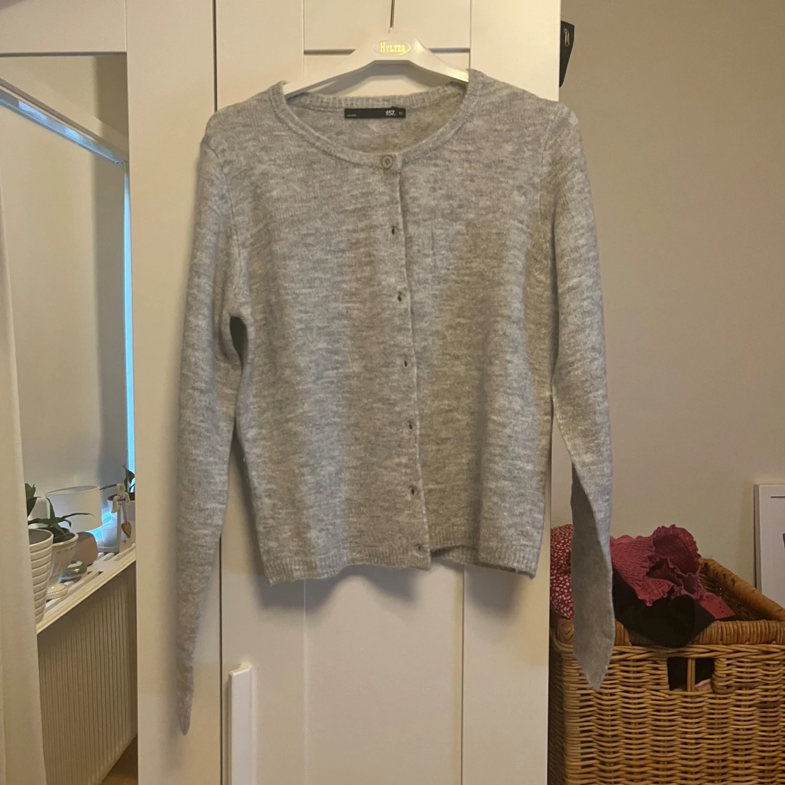 Grå kofta med knappar 