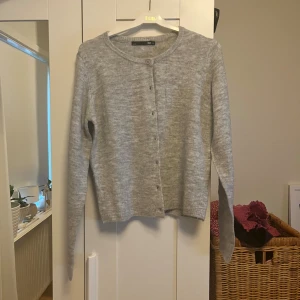 Grå kofta med knappar  - Mysig grå kofta från lager 157 med knappar framtill. 