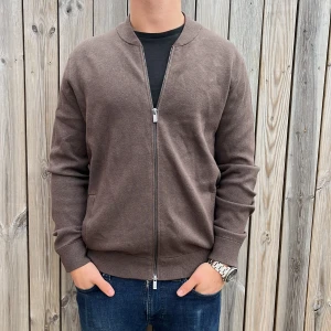 Massimo Dutti full zip   - Full zip | skick 9/10 | Storlek L | Pris - 399kr | Modellen är ca 178cm lång | Hör av dig vid minsta fråga eller fundering!!