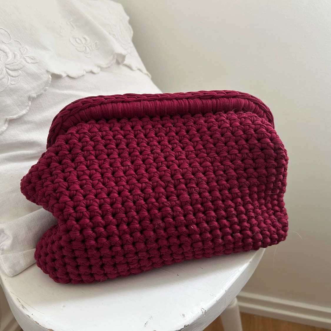 Vinröd virkad clutch väska - 2