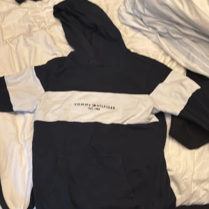 Randig hoodie från Tommy Hilfiger  - Jag har 2 st).         Säljer en snygg hoodie från Tommy Hilfiger i marinblått. Har används max 5 gånger 