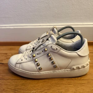 Valentino rockstud sneakers  - Säljer nu dessa fina valentino skor | Fint skick | Storkek 36,5 | Kommer även med äkthetsbevis 