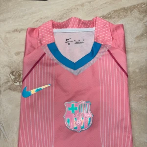 Barca tröja  - Säljer en fet Barca T-shirt i färgen rosa, som passar till de mesta, T-shirten är då ifrån Nike 