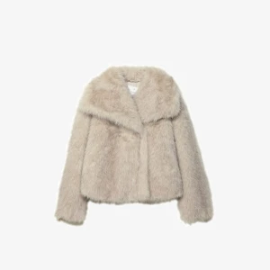 Beige pälsjacka  - Supermjuk och fluffig pälsjacka som funkar till höst och vinter. Mycket bra skick (fuskpäls)💕