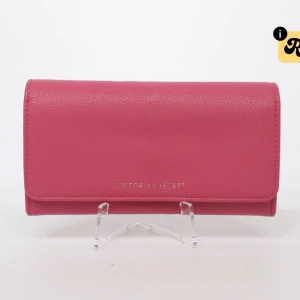 Söker!!! Rosa plånbok från Victoria's Secret - Söker en  rosa plånbok från Victoria's Secret i skinnimitation med stilren design och guldfärgad logotyp framtill. Hör av dig om du har o säljer ❤️