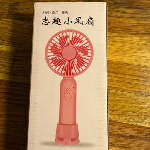 Bärbar Mini Fläkt - Praktisk och portabel mini-fläkt i rosa färg, perfekt för resor eller kontoret. Enkel att använda med en knapp, laddningsbar och levereras i originalförpackning. 