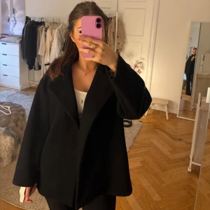 Svart kort kappa - Svart kort kappa.