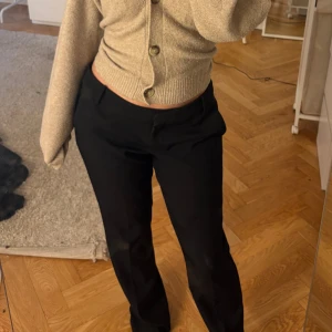 Lågmidjade kostymbyxor  - Säljer ett par klassiska lågmidjade kostym byxor, Eftersom att de är förstora!