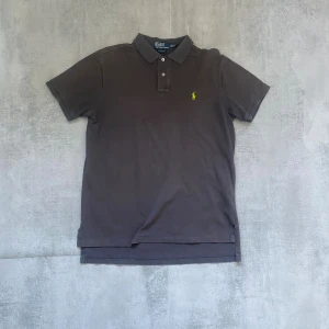 Grå Polo Ralph Lauren piké  - Jag Säljer en fet pike från Polo Ralph Lauren| skicket på tröjan är bra 8/10 | storlek L | ny pris 2000: mitt pris är 249 | skriv vid frågor och funderingar     17  