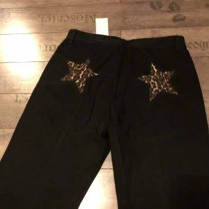 Svarta jeans med leopardstjärnor JS - Snygga svarta lågmidjade jeans med leopard stjärnor bak! Aldrig använda, prislapp kvar🥰