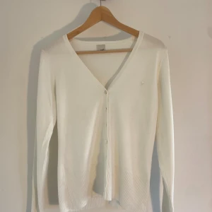 Vit kofta från Ole - Snygg vit kofta som passar till mycket! 