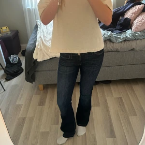 Mörkblå bootcut jeans - Snygga mörkblå jeans med bootcut-modell och klassiska fickor bak. Jeansen har låg midja. Storlek: 28/34