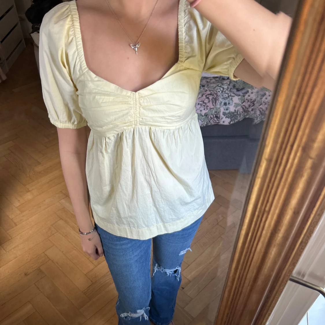 Ljusgul blus med puffärmar