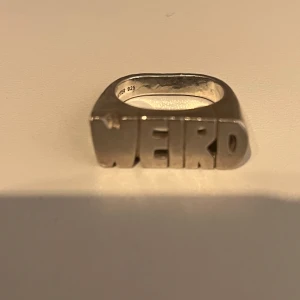 Maria Nilsdotter ring Weird - Silverring 18mm inköpt på Maria Nilsdotter för 3895 kr. Kvitto finns