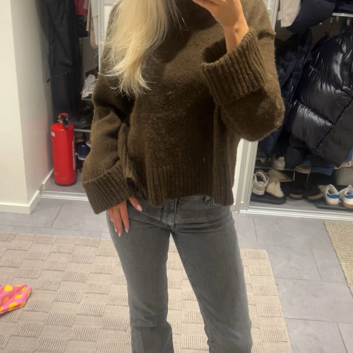 Grå raka jeans med låg midja  - 1