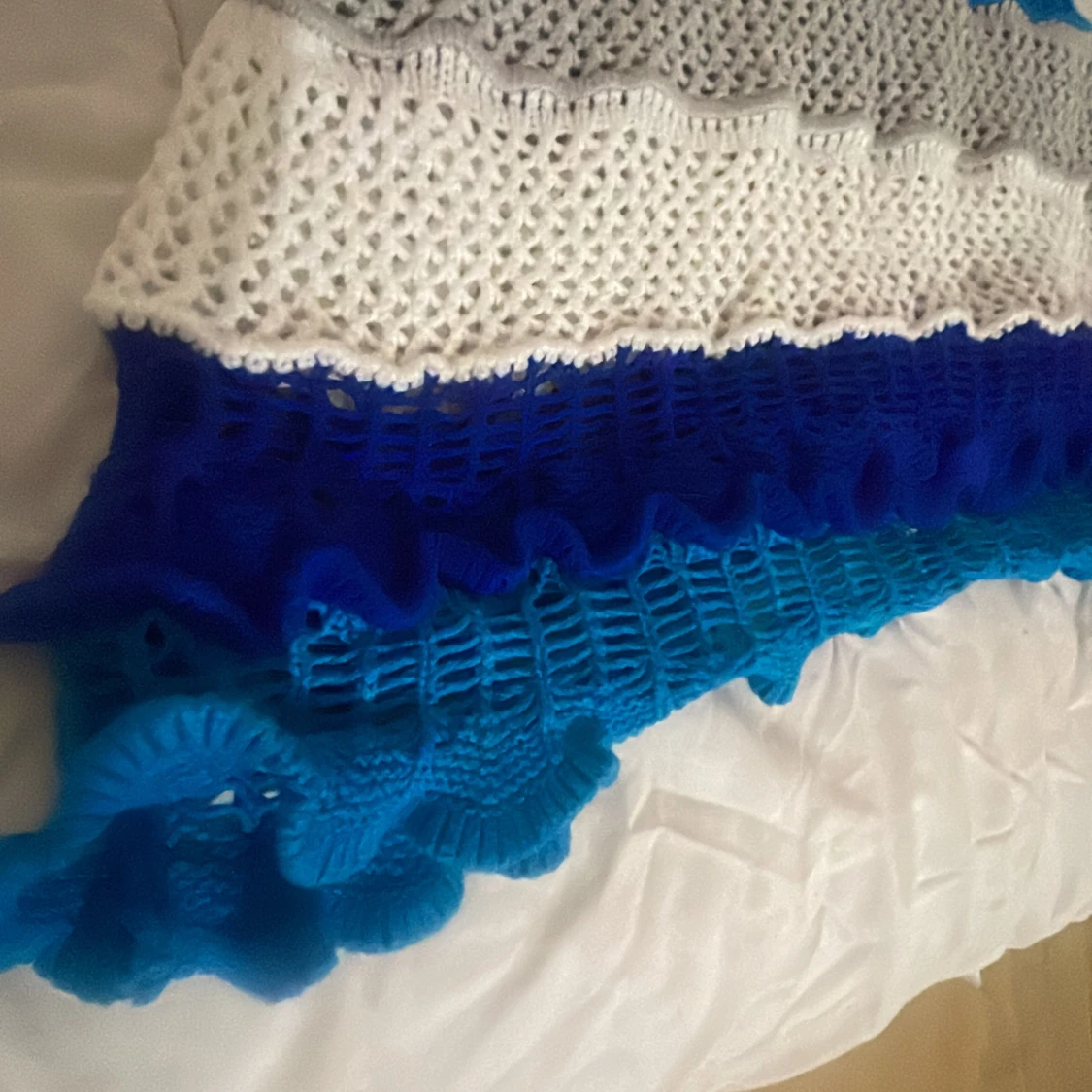 Blåvit stickad kortklänning med volang - 1