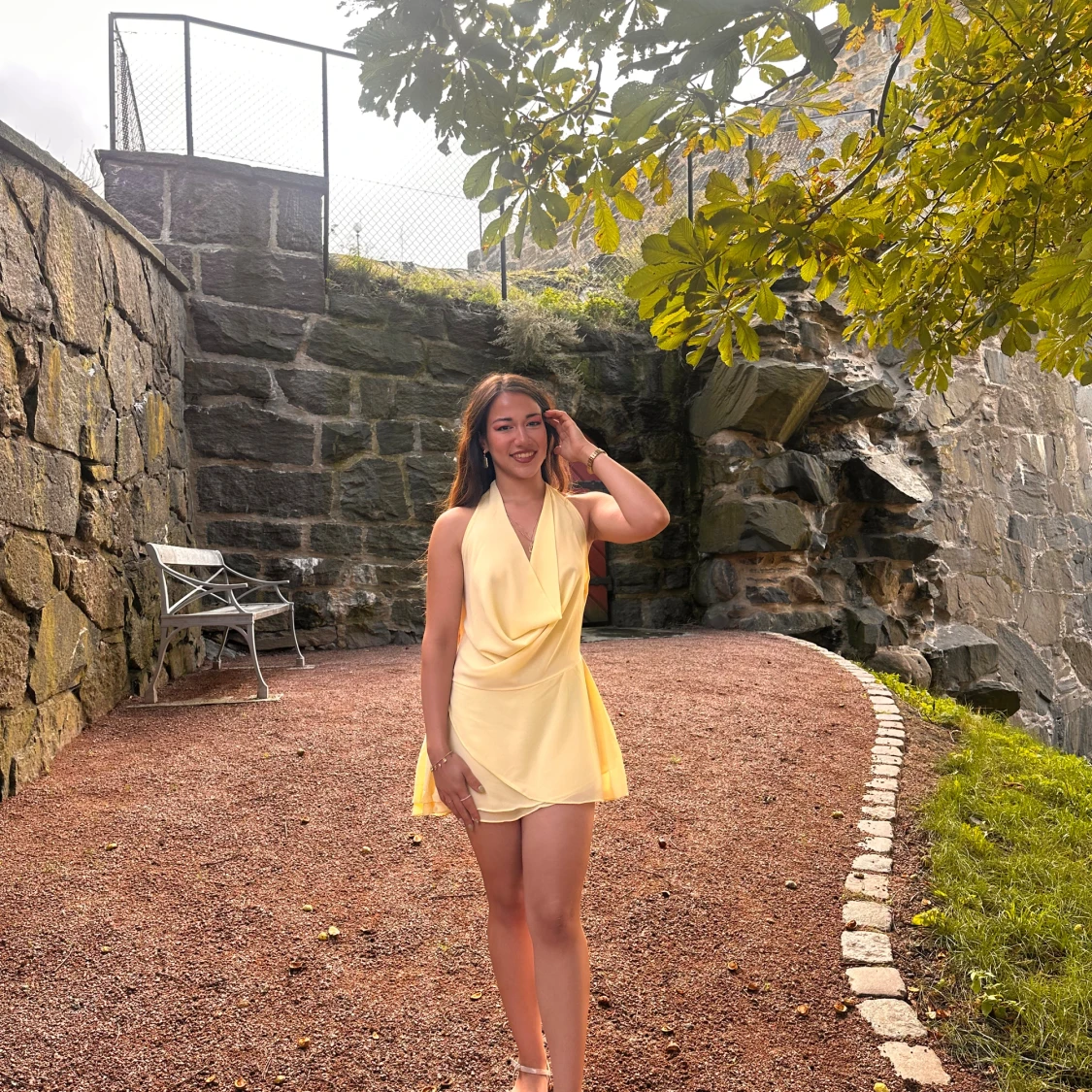 Ljusgul omlottklänning med drapering - 1