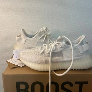 Adidas Yeezy Boost 350 V2 bone White - Säljer ett par Adidas Yeezy Boost 350 V2 i färgen bone White. 