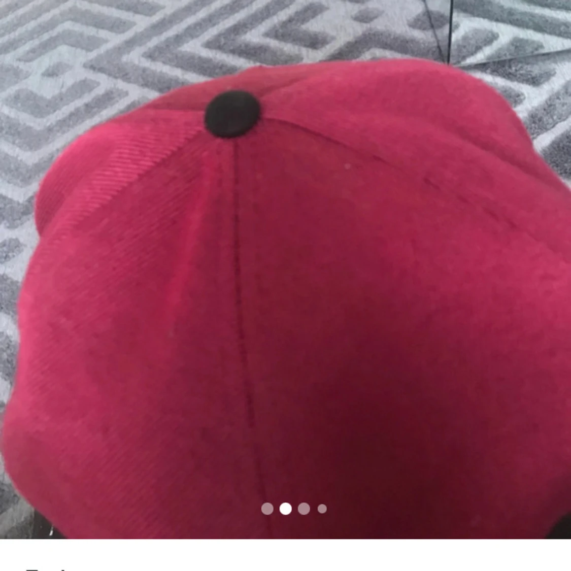 Vinröd keps med svart patch - 1