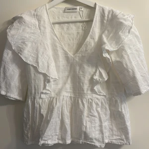 Vit blus från Carin Wester - Säljer denna så den inte kommer till användning, den är i storlek 38 men passar mig som är 34-36❤️