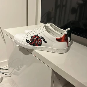 Gucci ACE  - Säljer mina Gucci ACE snake modellen eftersom dom inte passade. Dom är i väldigt bra skick och perfekta till hösten och vintern. Hör av er vid fler frågor! 