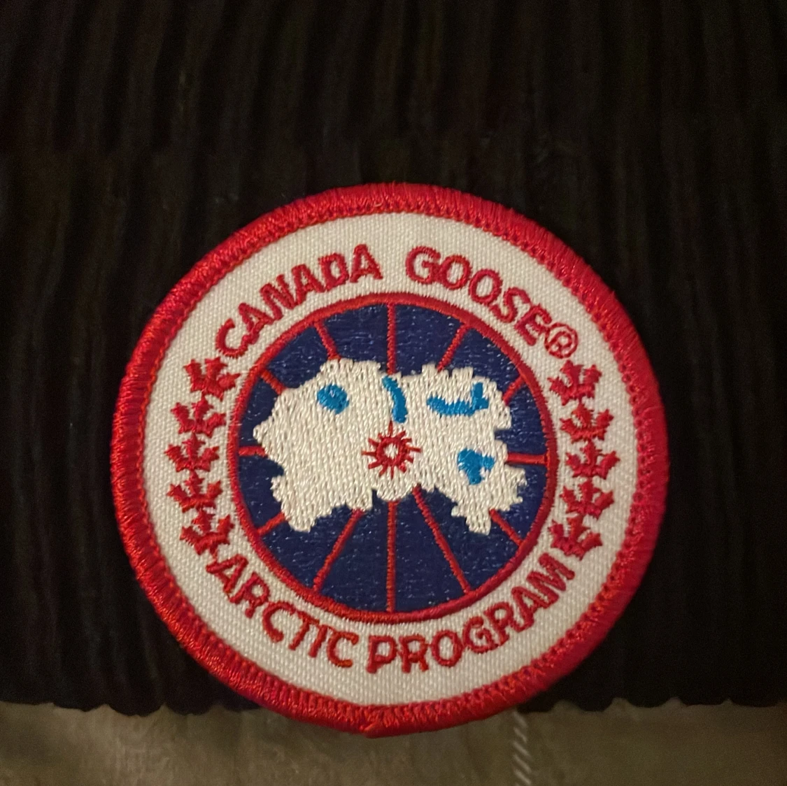Svart ribbad mössa från Canada Goose - 1