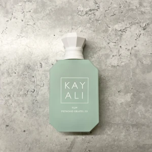 Kayali Yum Pistachio Gelato - 50ml flaska, ungefär hälften kvar, se bild 2. 