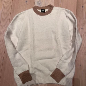 Vit ulltröja från BOSS  - Säljer en skön tröja från Hugo boss, knappt använd och i storlek small. Skriv vid minsta funderingar!!!