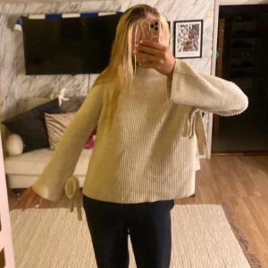 Beige stickad tröja med rosetter - Aldrig använd men har köpt på vinted och har lånat bilderna, lånade bilder💗