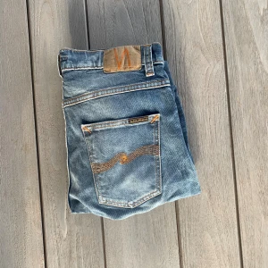 Nudie Jeans - Hej! Säljer dessa snygga Nudie jeans. Skick:9/10.   Storlek:W32-L30.    Modell grim Tim.   Passform:Slim.   Hör av dig vid frågor och funderingar.
