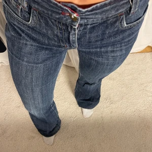 Lågmidjade Bootcut jeans  - Från reserved. Använda men väl omhändertagna.