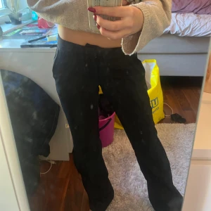 Svarta kostymbyxor med rak passform - Säljer ett par svarta kostymbyxor med rak passform och låg midja. Byxorna har klassiska fickor fram och fuskfickor bak. 